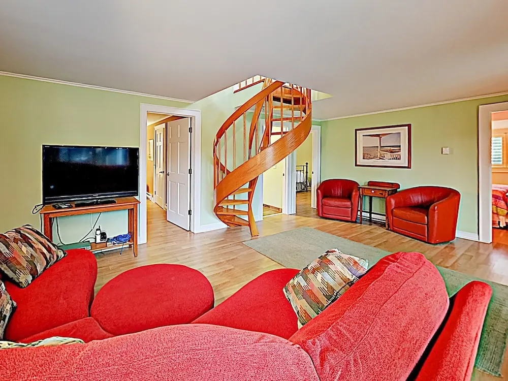 New Listing! Serene East End : Steps To Sand 3 Bedroom Condo