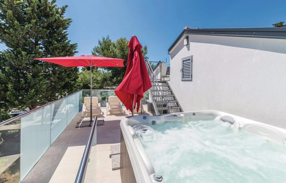Amazing Home in Pjescana Uvala with Hot Tub, WiFi & 2 Bedrooms
