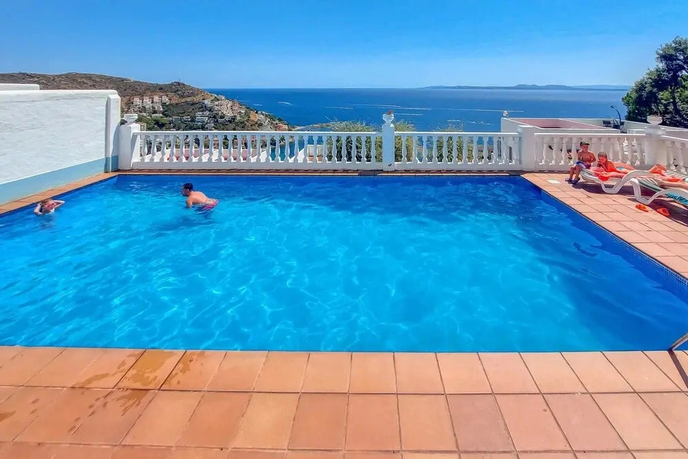 House in Rosas With Waterfront & Beach Nearby