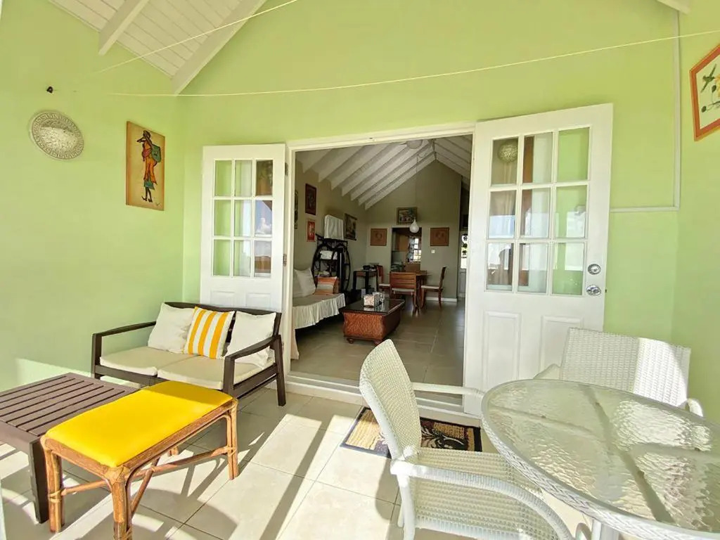 The Gem is located a few minutes walk to the gorgeous Bottom Bay Beach