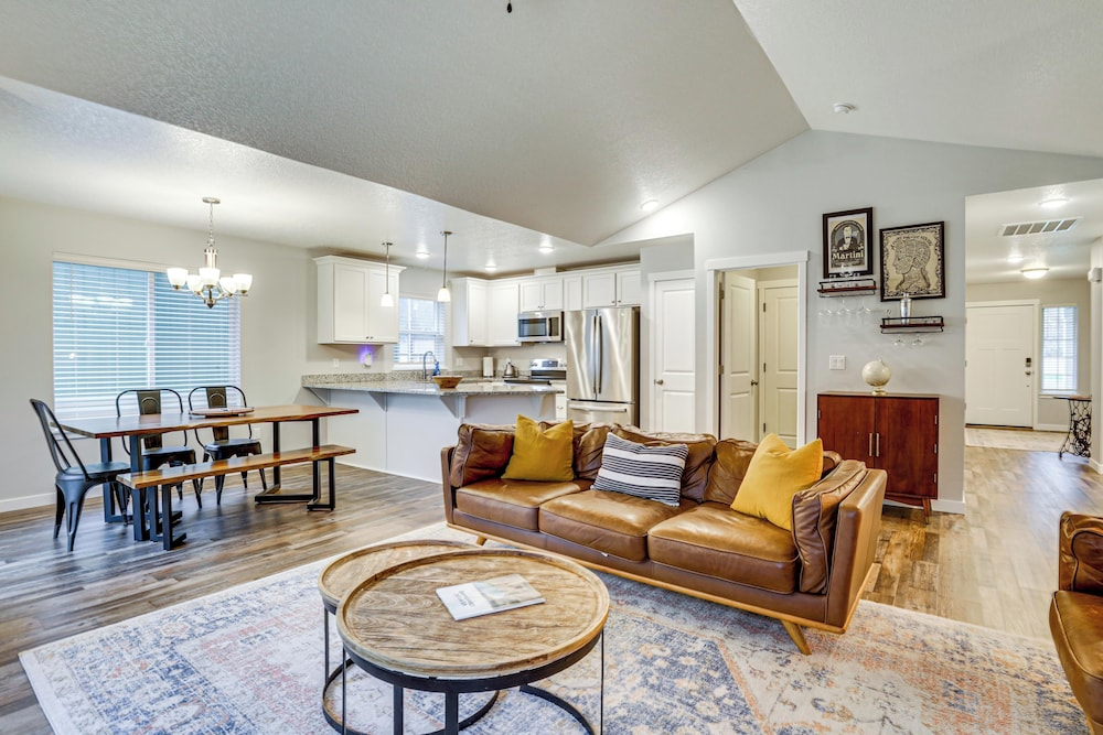 Entertainment Shed! Pet-friendly Oregon Coast Home