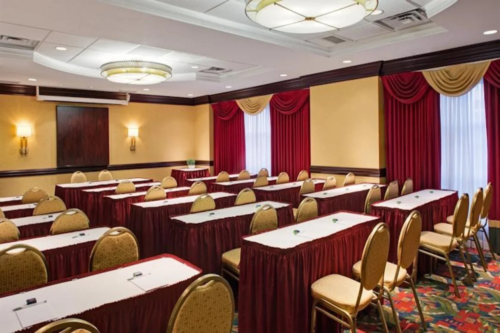 Hampton Inn & Suites by Hilton Toronto Airport