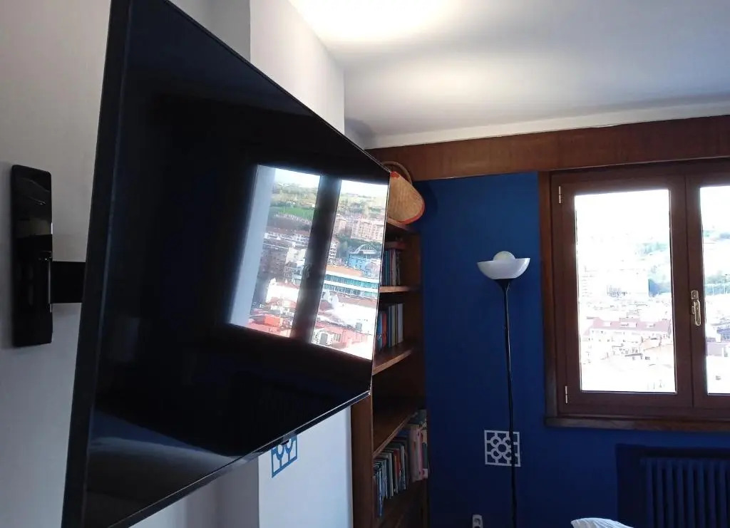 Superviews, parking 24h vigilado incluido y Netflix en habitación independiente con baño privado en apartamento particular, Français&English