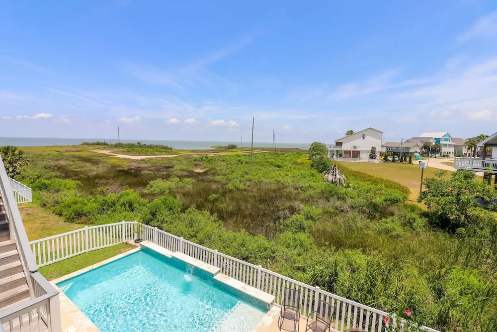 Great bay Views and a Pool in Isla Del Sol