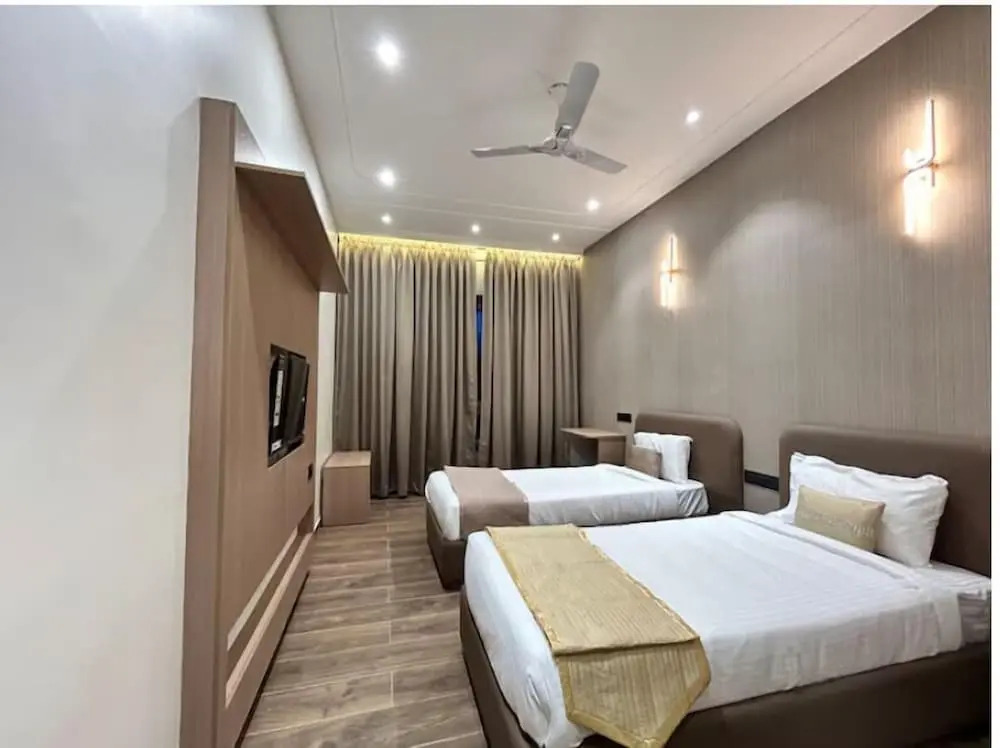 Hotel Kingsway Continental , Raipur