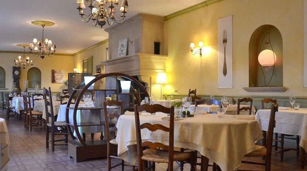 Hôtel et Restaurant Le Manoir - Echangeur A7-A9 - 24h-24h