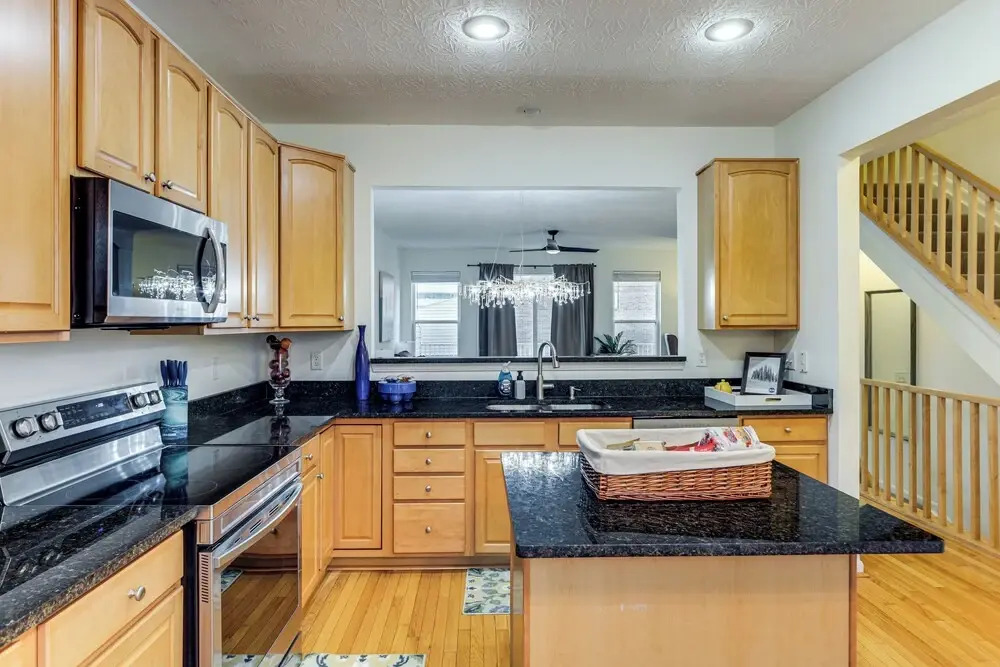 1 Mi to Dtwn Cincinnati: Spacious Townhome w/ Deck