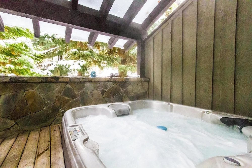 Spacious Town Home with Private Hot Tub