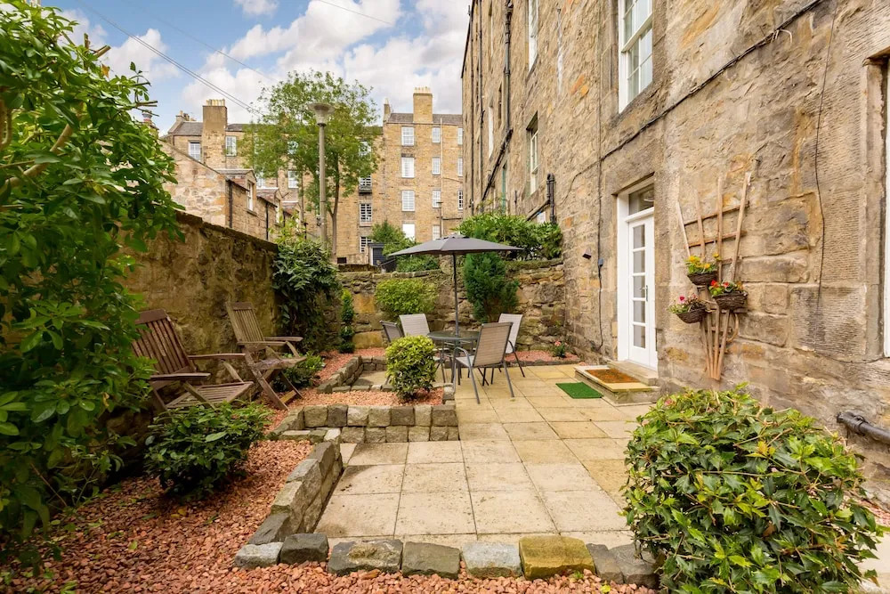 Elegant ground-floor 3BR New Town Apt w/ Garden