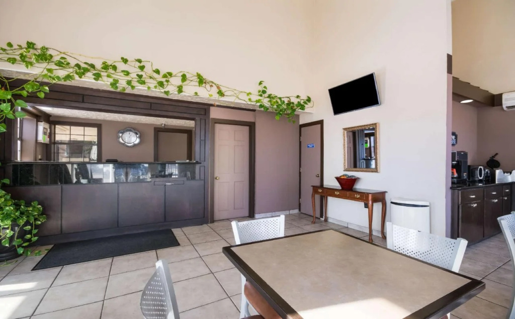 Econo Lodge Inn & Suites