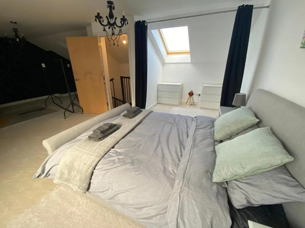 The Duplex Nairn- Spacious 3 Bedroom with sunny balcony
