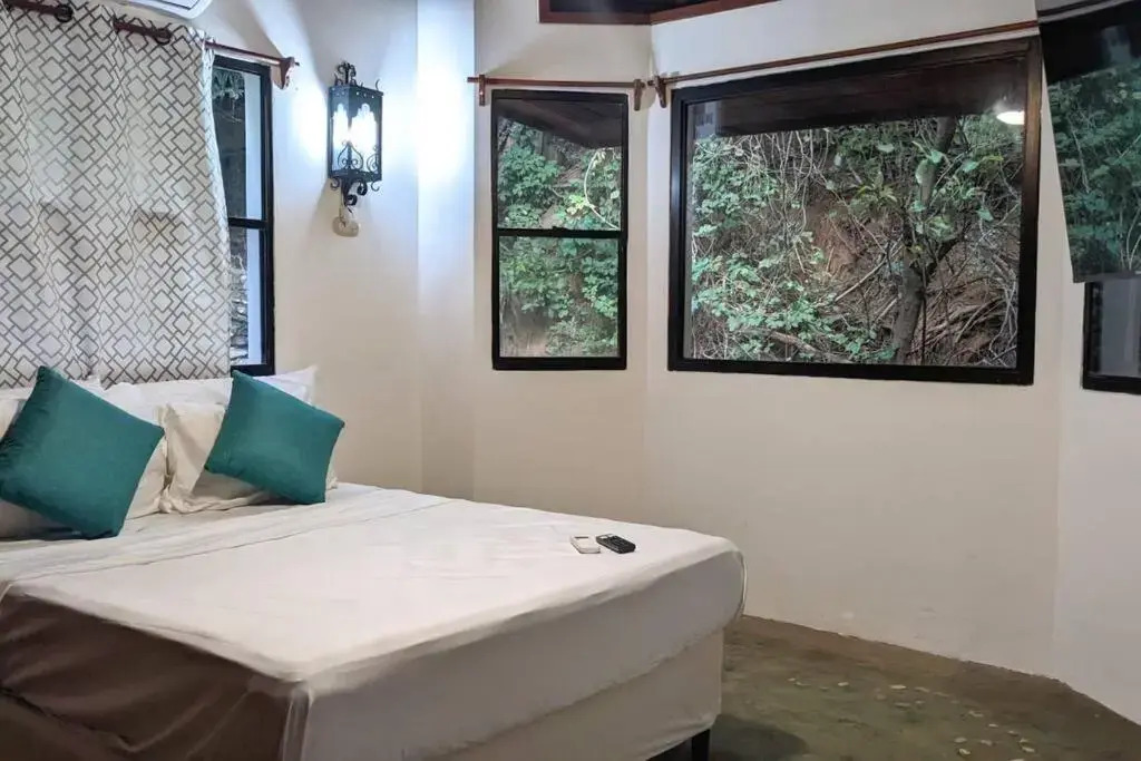 Shankton Harbour 3 Bedroom 4 Bathroom Beach House w Private BEACH SEA path