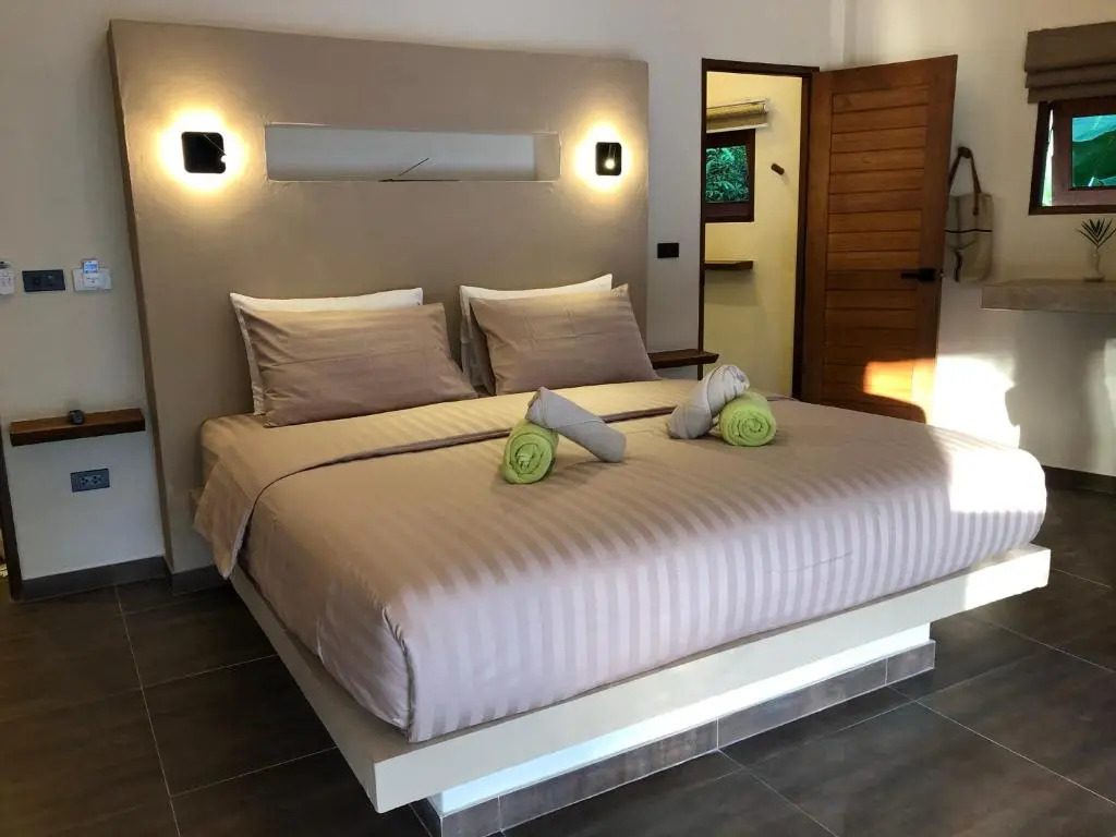 Baan Bai Mai, 2 villas, 8 bedrooms for 16 guests