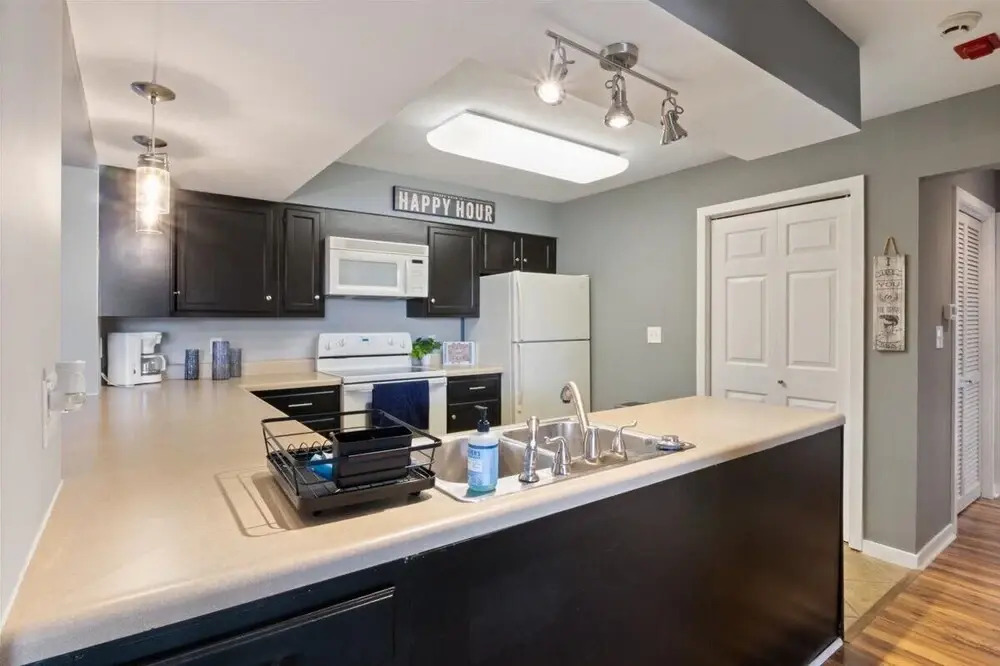 Spacious Pet-friendly Lakeview Condo w/ Boat Slip & Pools