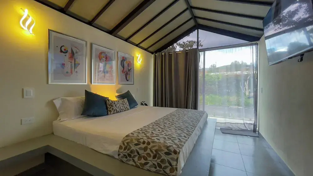 STAR CENTER HOTEL BOUTIQUE, CENTRO DE ENTRENAMIENTO DEPORTIVO Y CONVENIENCIAS a DOS pasos del Aeropuerto JMC El trayecto del aeropuerto al hotel esta incluido en la tarifa