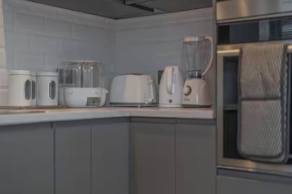 Luxury 3BR W Garden Parking Near Spurs Stadium