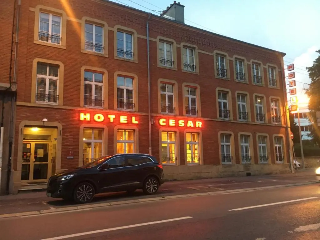 Hotel César climatisation dans la majorité des chambres Centre-ville Gare Charleville-Mézières