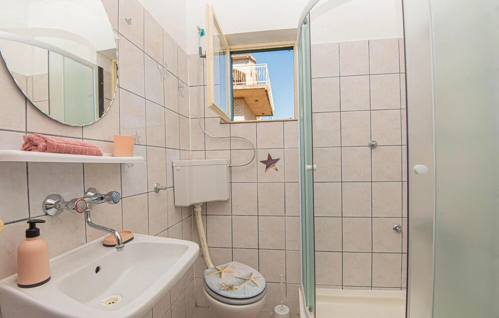 Amazing Apartment in Brodarica With 3 Bedrooms and Wifi