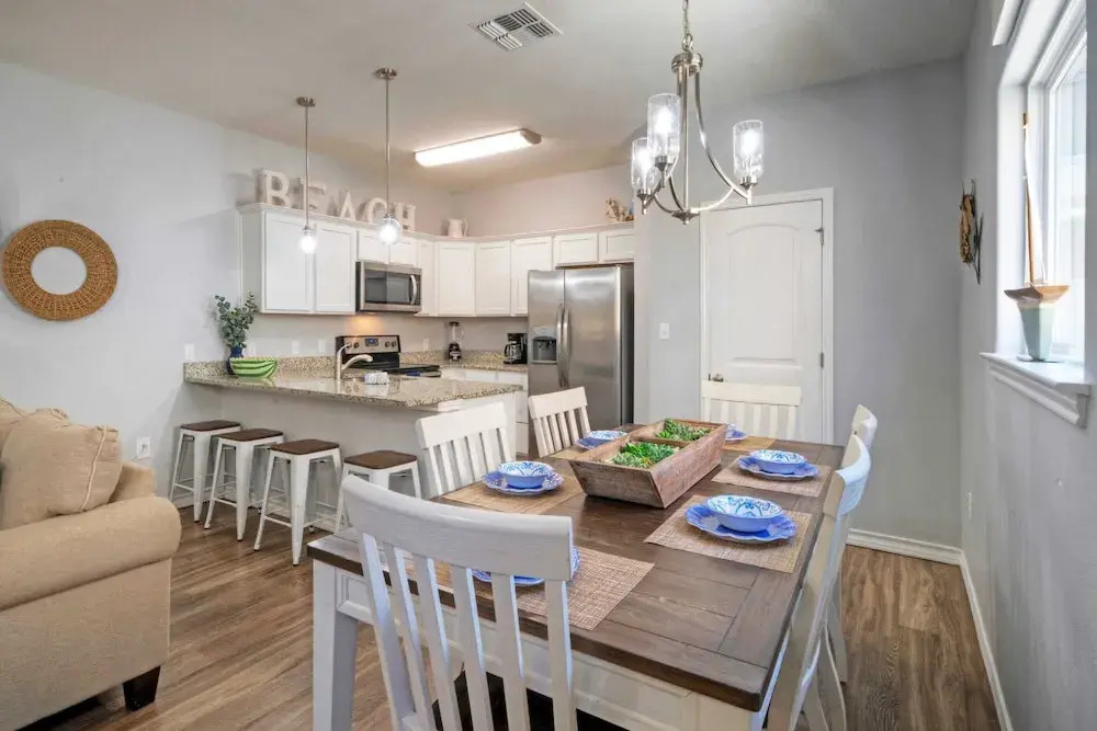 Walk to Beach Shared Pool Access, Golf Cart Zone Carpe Beach Bum by Avantstay