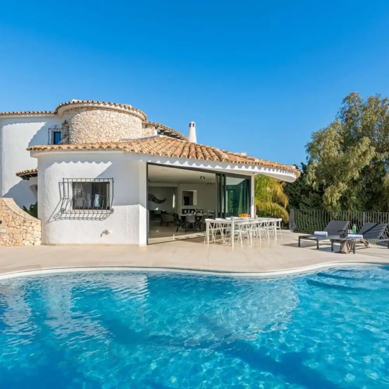 Huswell - Relax in luxury at this stunning seaside Villa