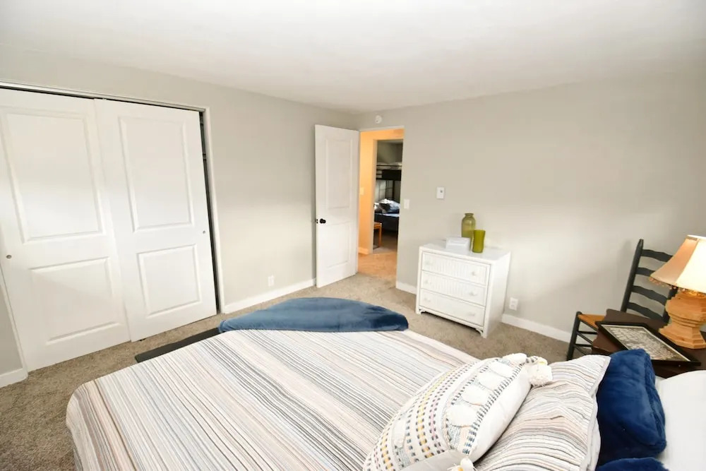 Modern Home Just Mins to Notre Dame 52723