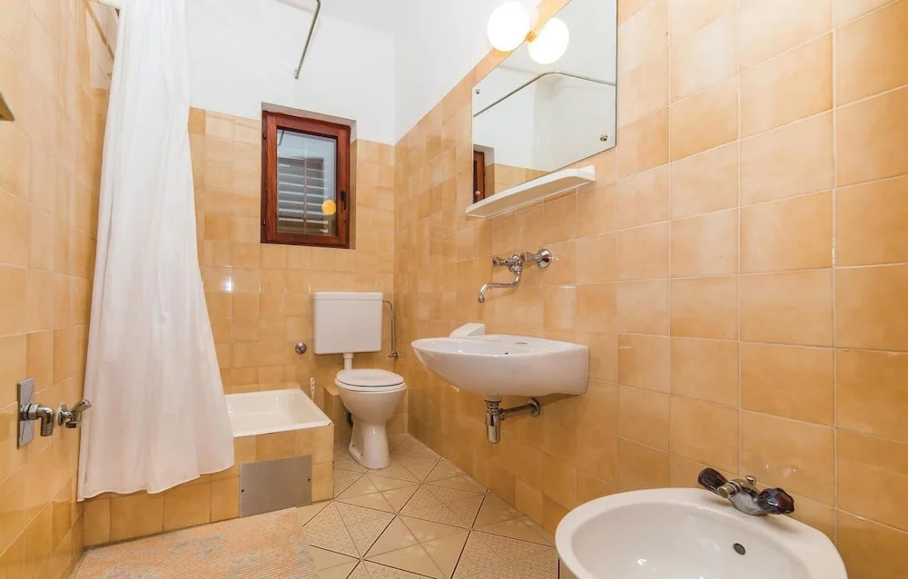 Stunning Apartment in Okrug Donji With 3 Bedrooms and Wifi