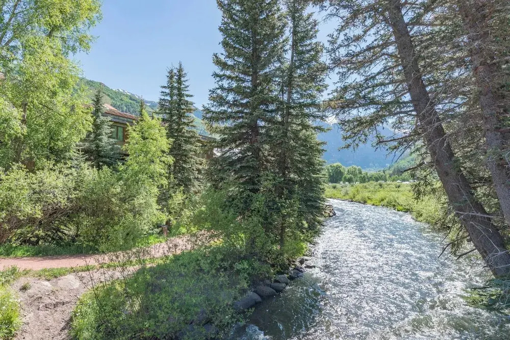 Ghostriders 11 by Avantstay Top Floor Condo w/ Large Patio & Mountain Views!