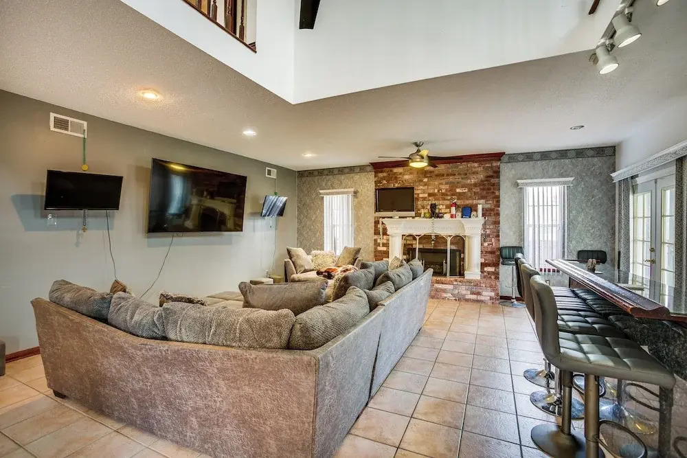 4 Mi to Bourbon St: Spacious Retreat w/ Wet Bar!