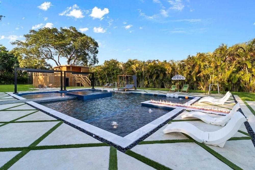 Epic Treehouse Villa - Pool - Jacuzzi - Pickleball