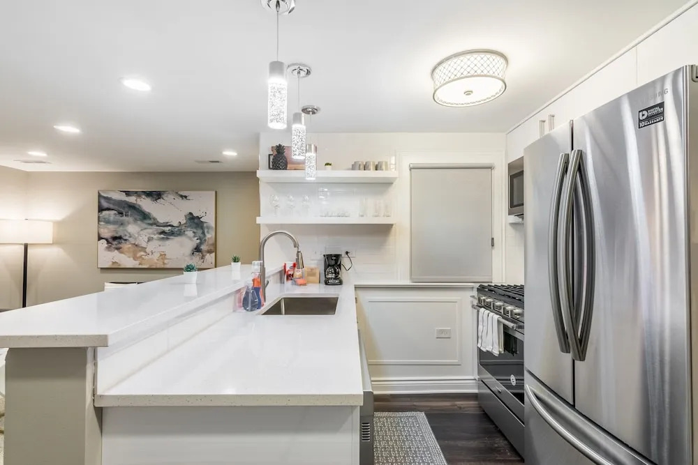 Perfect Lincoln Park Retreat Walk to DePaul by AllSet Turnover