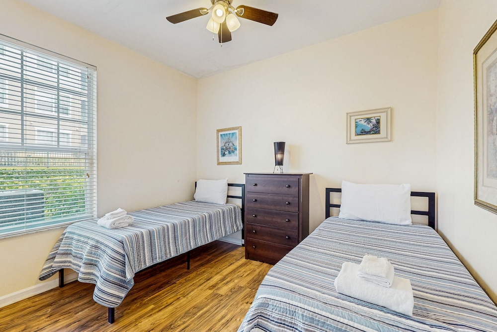 Windsor Palms Townhome With Wifi, AC, Screened Patio, Pool, hot Tub, & Tennis
