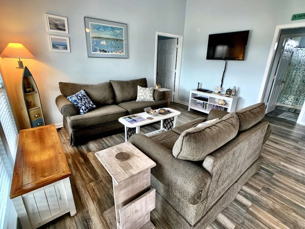 Lobster Roll 3 Bedrooms 2 Bathrooms Home