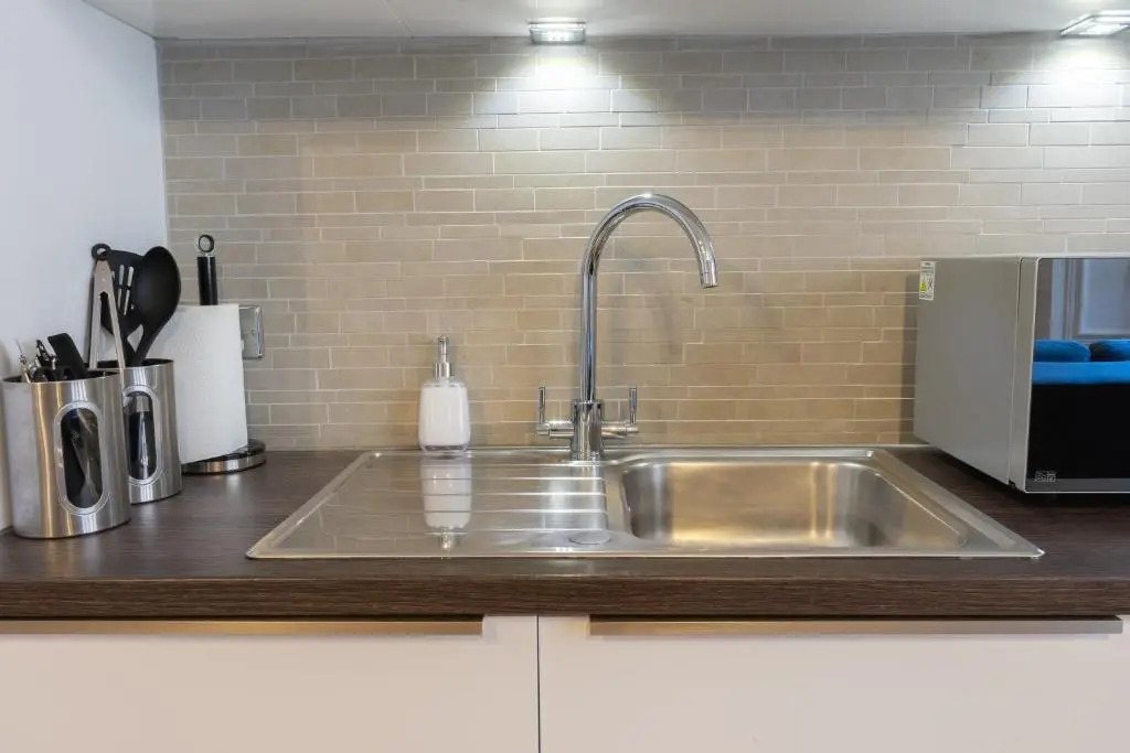 Executive City Centre Apartment with Gated Parking and Stylish Rooms includes Privacy and Space with Luxury Feel plus Courtyard Garden in Amazing Location and Very Highly Rated