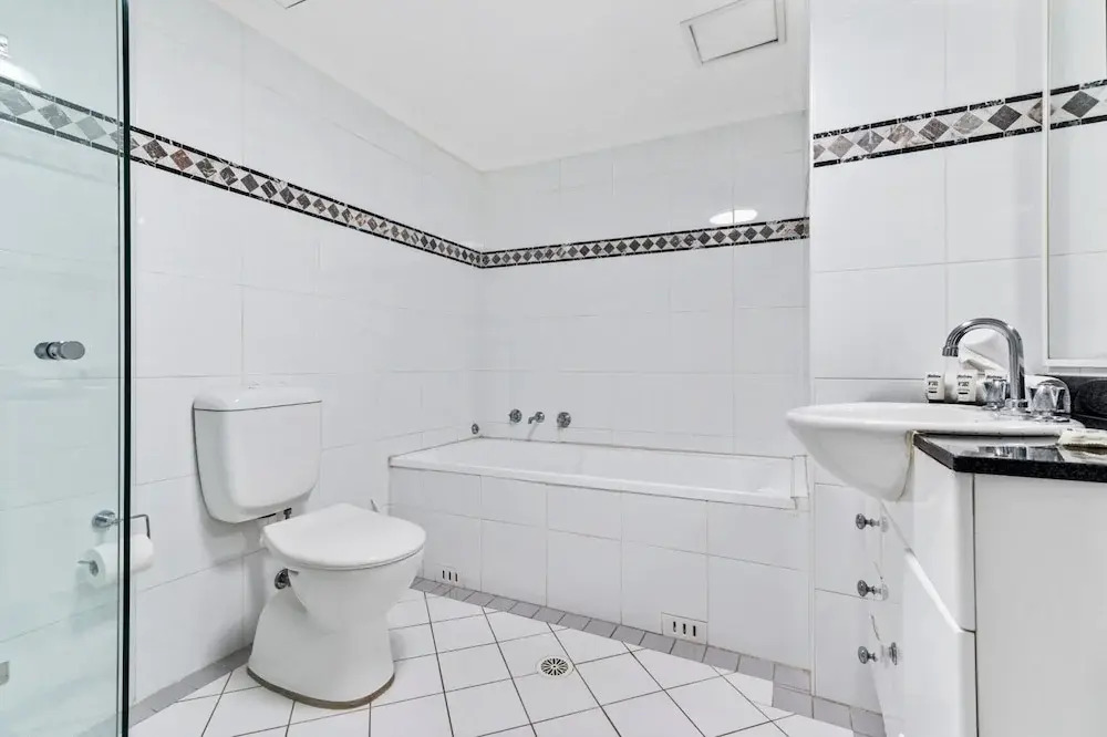 Poolside 2-bed Haven, Walk to City Centre