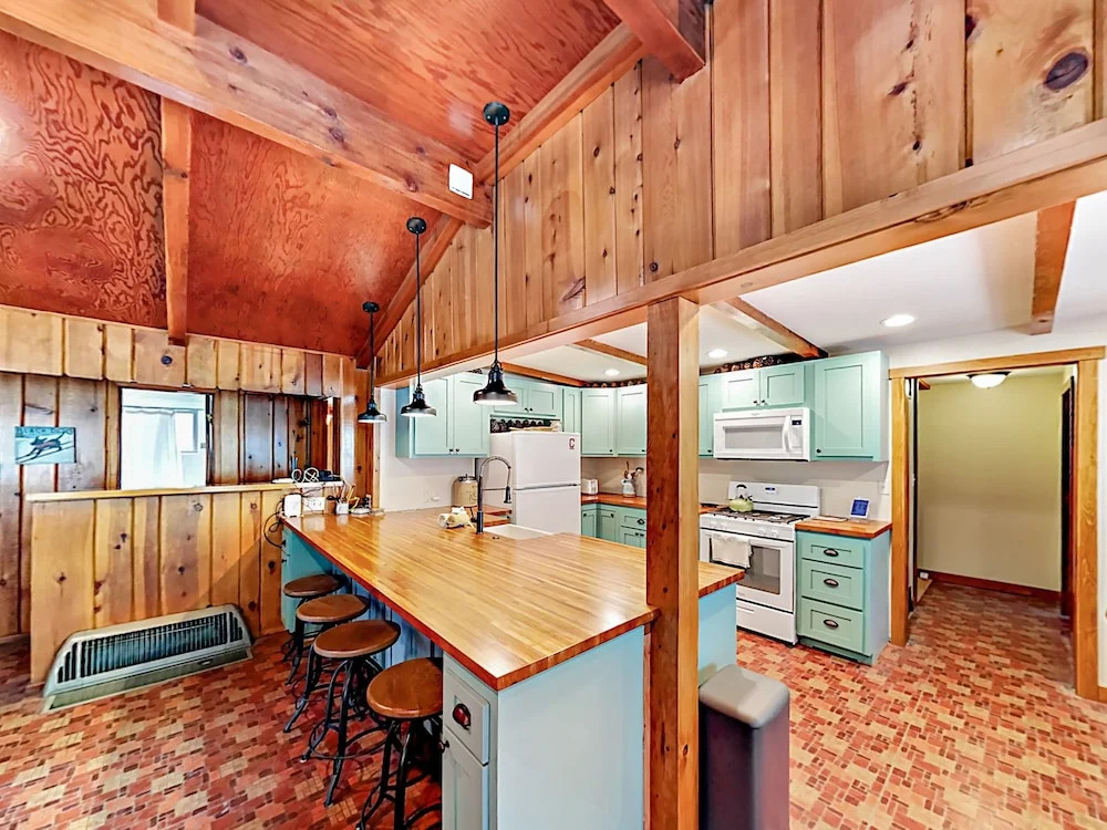 68 Alpine Home 4 Bedrooms 2 Bathrooms Home