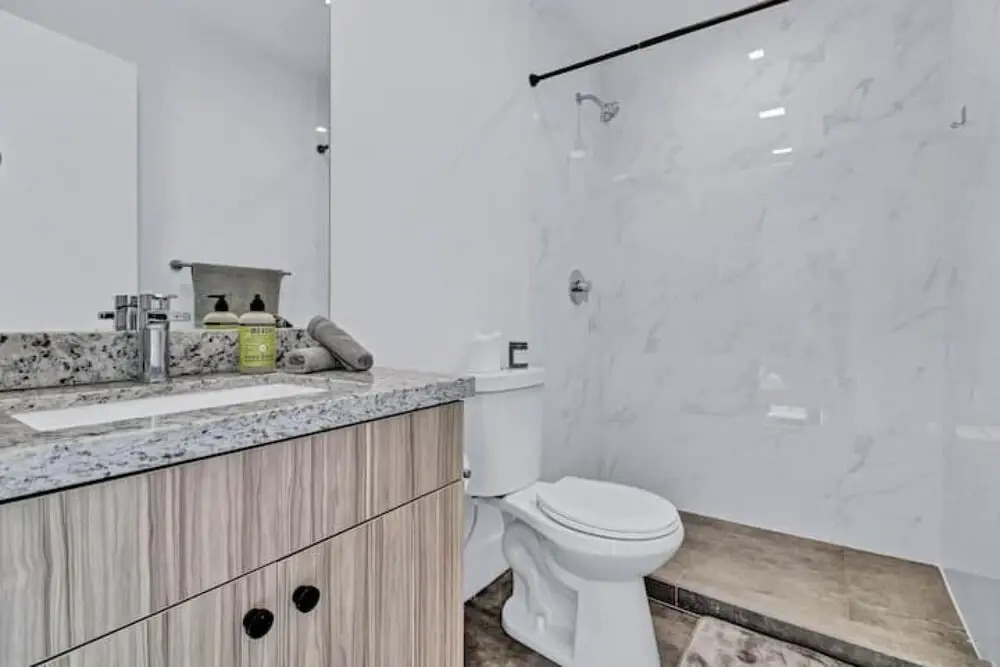 Impeccable 2 Bed Queen Suite Parking N Elevator