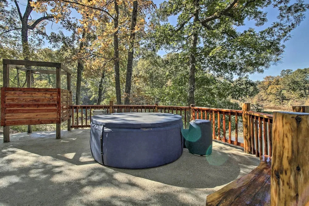 Hot Tub & Fireplace! Macks Creek Cabin on 30 Acres