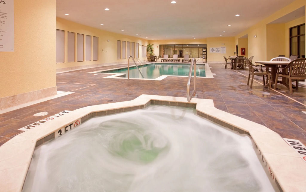 Holiday Inn Express Hotel and Suites Saint Robert by IHG