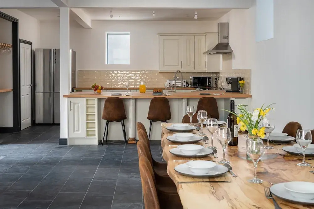 Beautiful 5 Bedroom Apartment in Capel Salem