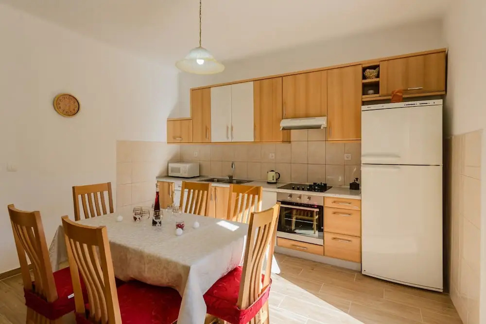 Spacious Apartment w Patio 40m From the Beach
