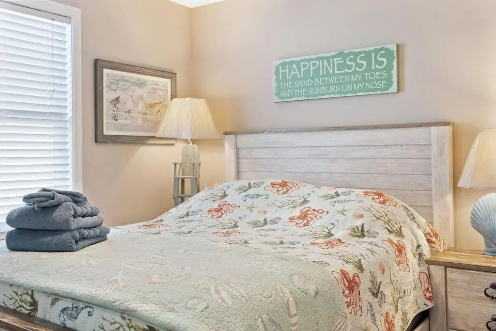 Bright Cozy 2 Blocks to the Beach Parking