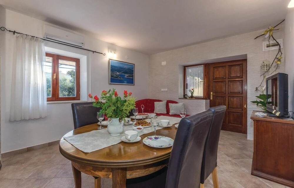 Beautiful Home in Vinisce With Wifi and 4 Bedrooms