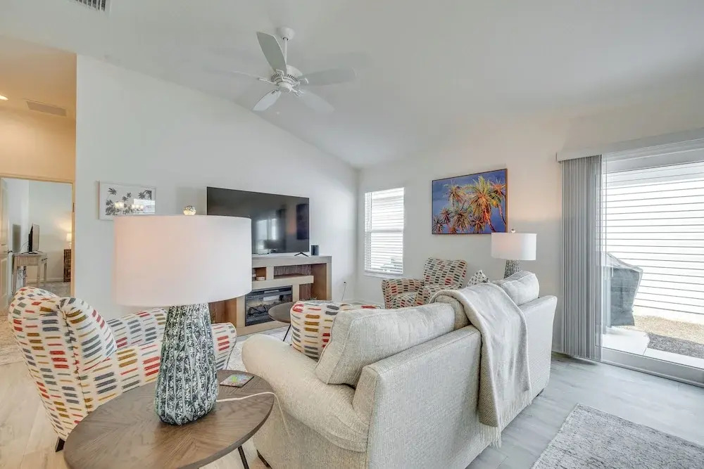 Pool Access, Patio & Grill: Sunny Florida Escape