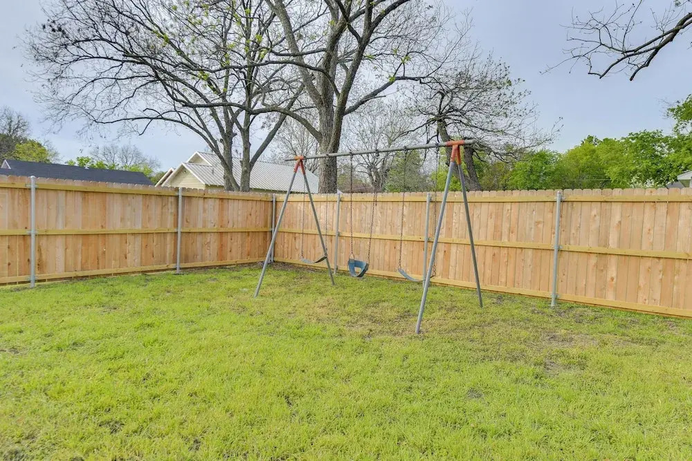 1 Mi to Dtwn Waco! Lovely Home w/ Fire Pit Table