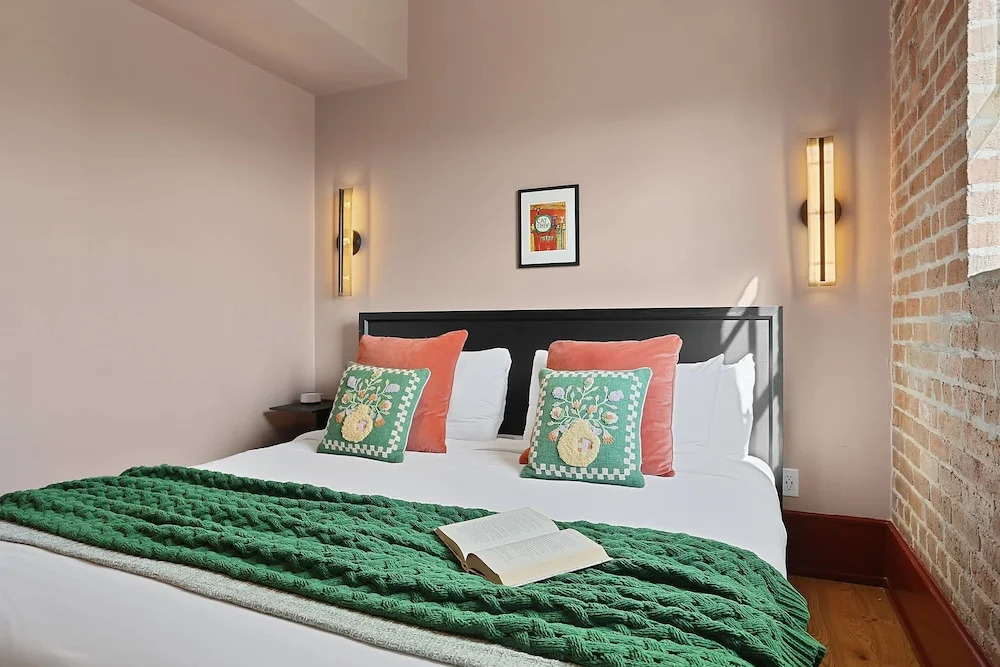 The Gisele - Charming 4BR 4BA for 8 - Pool & Streetcar Stop