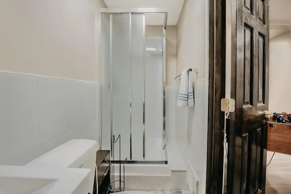 80mbr - Hot Tub - Wifi - BBQ - Wood Stove - Sleeps 7!