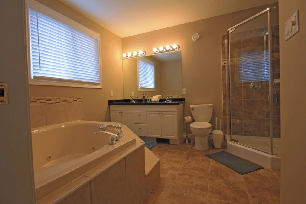 5 Bedrooms, Mountain Views, Steps from Blue Mountain Village, Hot Tub, BBQ