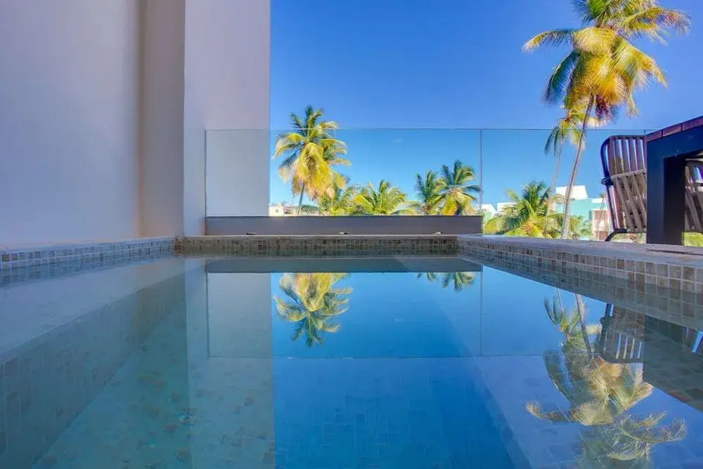 2 bed Condo With Private Picuzzi Steps From the Beach