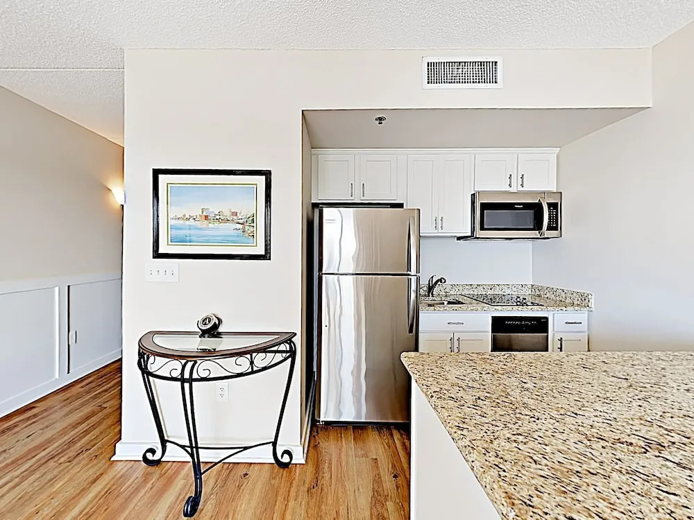 Downtown W/ River View, Near Shops & Beaches 1 Bedroom Condo
