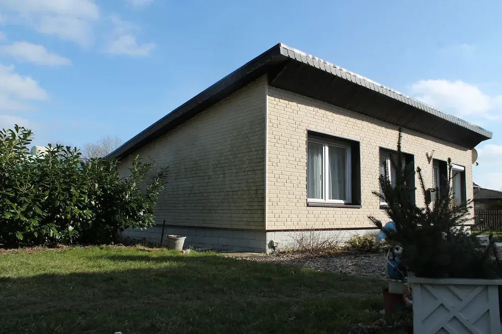 Spacious Bungalow near Sea in Grundshagen